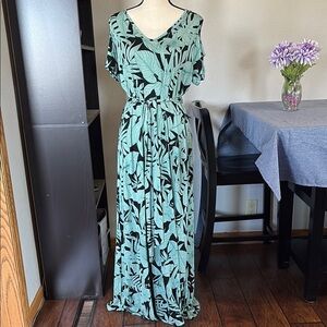 NWOT Colleen Lopez Women’s XL Green and Black Floral Print Cold Shoulder Dress